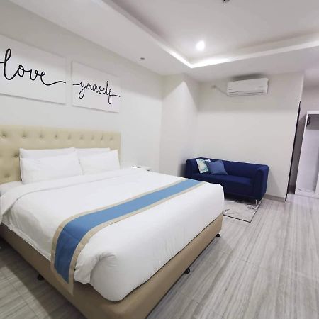 Hampton Suites Davao City Esterno foto