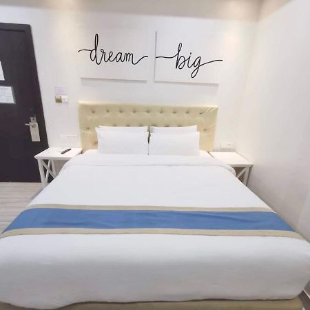 Hampton Suites Davao City Esterno foto